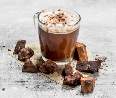 Sıcak çikolata bitter çikolata ve şekerleme parçaları ile. Rustik bir arka plan üzerinde.