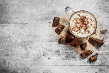 Sıcak çikolata bitter çikolata ve şekerleme parçaları ile. Rustik bir arka plan üzerinde.