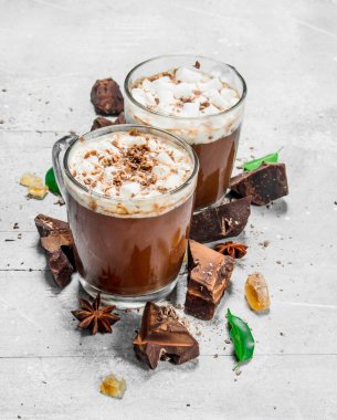 Sıcak çikolata bitter çikolata ve şekerleme parçaları ile. Rustik bir arka plan üzerinde.