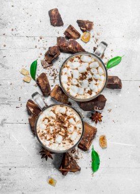 Sıcak çikolata bitter çikolata ve şekerleme parçaları ile. Rustik bir arka plan üzerinde.