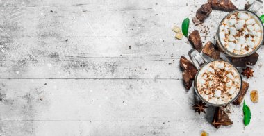 Sıcak çikolata bitter çikolata ve şekerleme parçaları ile. Rustik bir arka plan üzerinde.