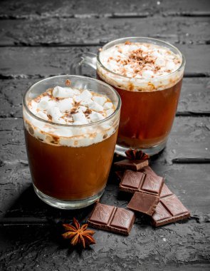 Sıcak çikolata marshmallow ile. Rustik siyah arka plan üzerine.