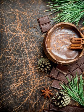 Sıcak çikolata tarçın ile sopa. Ahşap bir arka plan üzerinde.