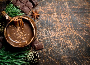 Sıcak çikolata tarçın ile sopa. Ahşap bir arka plan üzerinde.