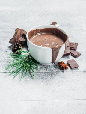 Bir fincan sıcak çikolata. Rustik bir arka plan üzerinde.