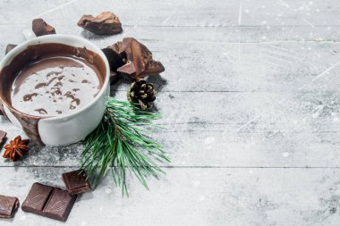 Bir fincan sıcak çikolata. Rustik bir arka plan üzerinde.