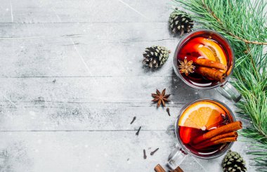 Baharat mulled şarap. Rustik bir arka plan üzerinde.
