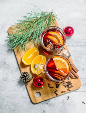 Noel sıcak mulled şarap Aromatik baharatlar ile. Rustik bir arka plan üzerinde.