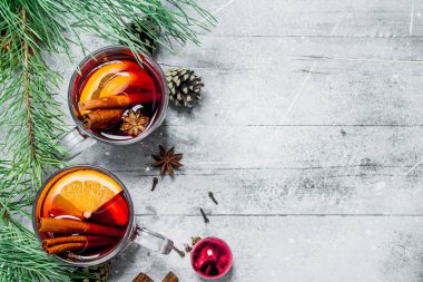 Noel sıcak mulled şarap Aromatik baharatlar ile. Rustik bir arka plan üzerinde.