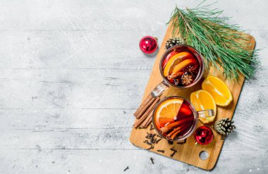 Noel sıcak mulled şarap Aromatik baharatlar ile. Rustik bir arka plan üzerinde.