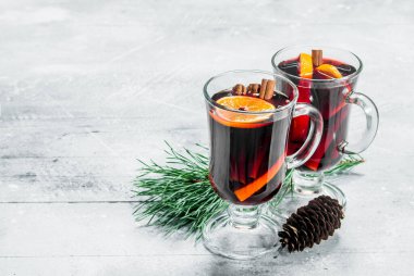 Tarçın ve baharat mulled şarap. Rustik bir arka plan üzerinde.