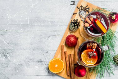 Noel sıcak mulled şarap Aromatik baharatlar ile. Rustik bir arka plan üzerinde.
