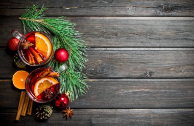 Noel sıcak mulled şarap aromatik otlar ve baharatlar ile. Ahşap bir arka plan üzerinde.
