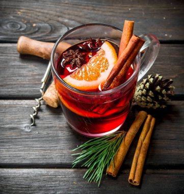 Baharat mulled şarap. Ahşap bir arka plan üzerinde.