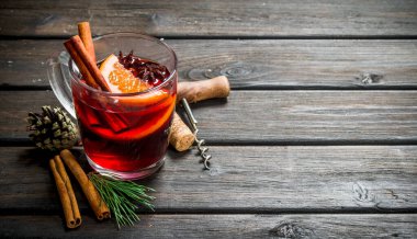 Baharat mulled şarap. Ahşap bir arka plan üzerinde.