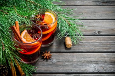 Baharat mulled şarap. Ahşap bir arka plan üzerinde.
