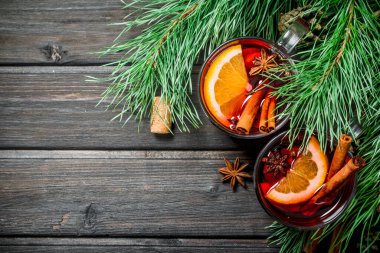 Baharat mulled şarap. Ahşap bir arka plan üzerinde.