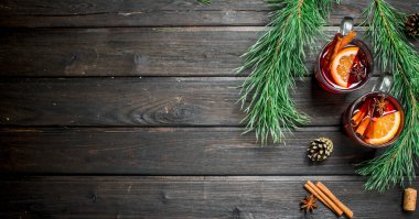 Baharat mulled şarap. Ahşap bir arka plan üzerinde.