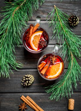 Baharat mulled şarap. Ahşap bir arka plan üzerinde.