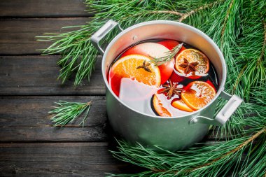 Çam dalları mulled şarap. Ahşap bir arka plan üzerinde.