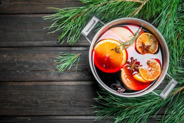 Çam dalları mulled şarap. Ahşap bir arka plan üzerinde.