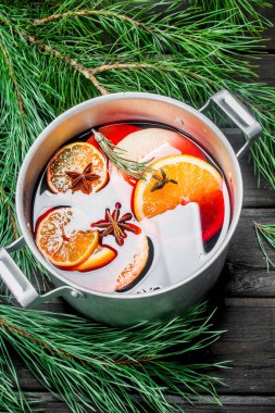 Çam dalları mulled şarap. Ahşap bir arka plan üzerinde.