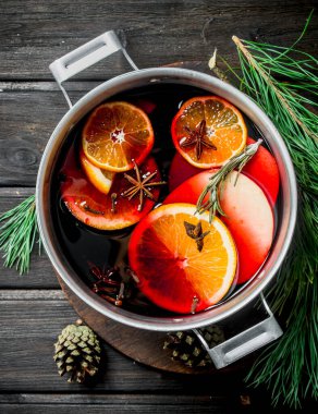 Çam dalları mulled şarap. Ahşap bir arka plan üzerinde.