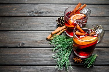 Baharat mulled şarap. Ahşap bir arka plan üzerinde.