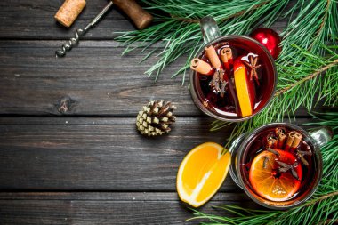 Çam dalları mulled şarap. Ahşap bir arka plan üzerinde.