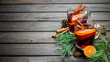 Baharat mulled şarap. Ahşap bir arka plan üzerinde.