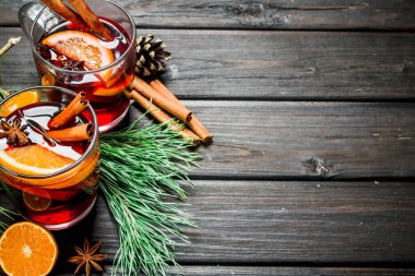 Baharat mulled şarap. Ahşap bir arka plan üzerinde.