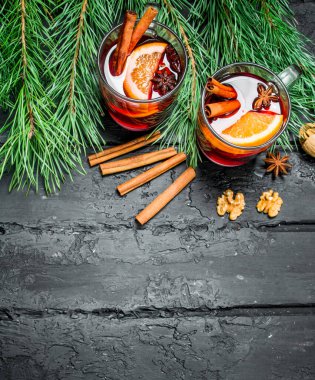 Noel baharatlar ile şarap mulled. Rustik siyah arka plan üzerine.
