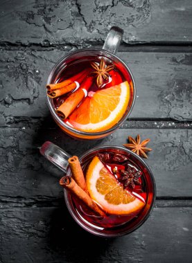 Bir bardak şarap. Siyah rustik arka planda.