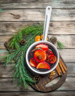 Baharat pot mulled şarap. Ahşap bir arka plan üzerinde.