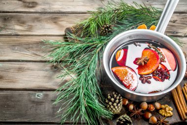 Baharat pot mulled şarap. Ahşap bir arka plan üzerinde.