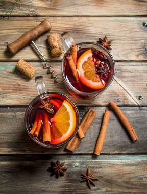 Aromatik baharat mulled şarap. Ahşap bir arka plan üzerinde.