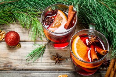 Noel sıcak mulled şarap. Ahşap bir arka plan üzerinde.