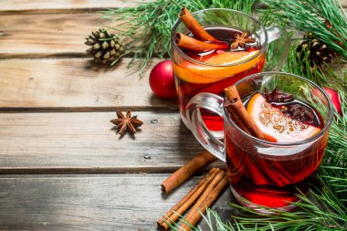 Noel sıcak mulled şarap. Ahşap bir arka plan üzerinde.