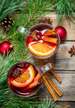 Noel sıcak mulled şarap. Ahşap bir arka plan üzerinde.