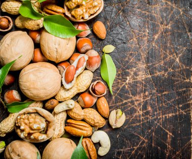 Fındık arka plan. Fındık yeşil yaprakları ile farklı tür. Ahşap bir arka plan üzerinde.