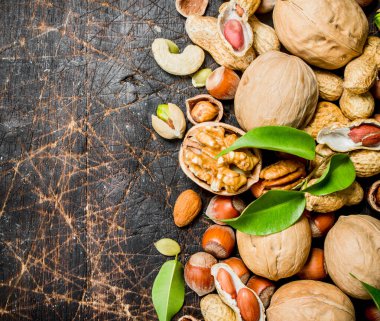 Fındık arka plan. Fındık yeşil yaprakları ile farklı tür. Ahşap bir arka plan üzerinde.