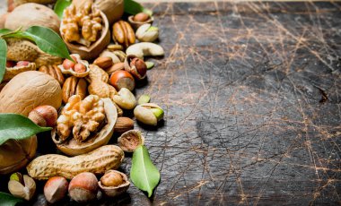 Fındık arka plan. Doğal fındık farklı aralığı. Ahşap bir arka plan üzerinde.