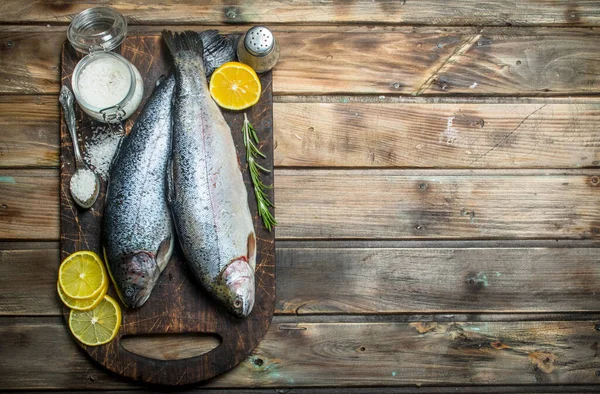 Çiğ deniz balığı limon ve baharatlar ile. Ahşap arka plan üzerinde