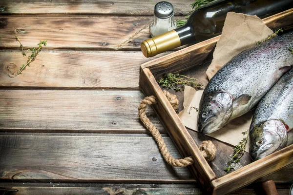 Beyaz şarap ve kekik ile ham deniz balık somon. Ahşap arka plan üzerinde