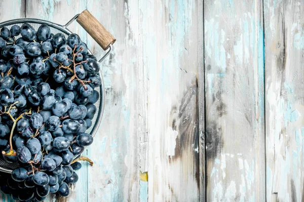 tencerede siyah üzüm. Rustik bir arka plan üzerinde.