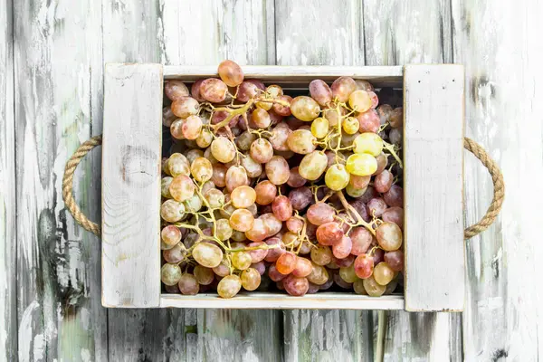 Розовый Виноград Коробке Деревенском Фоне — стоковое фото