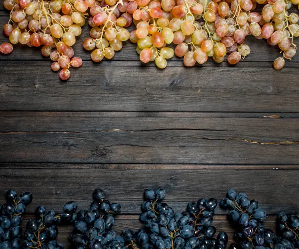Uvas Pretas Brancas Fundo Madeira — Fotografia de Stock