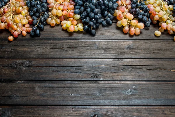 Czarno Białe Winogrona Drewnianym Tle — Zdjęcie stockowe
