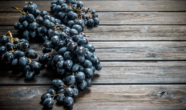 Dojrzałe Czarne Winogrona Drewnianym Tle — Zdjęcie stockowe
