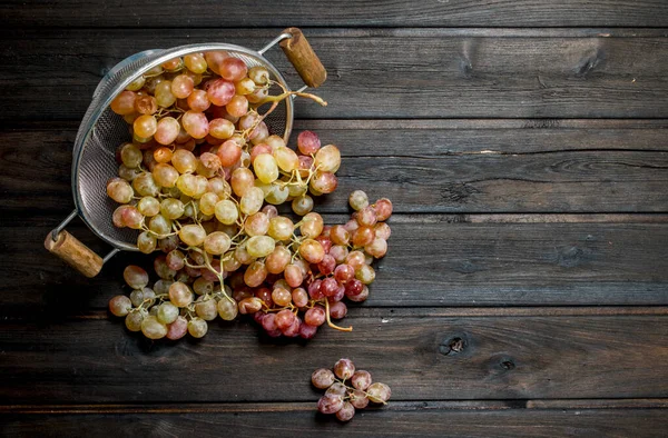 White Grapes Saucepan Wooden Background — Stockfoto